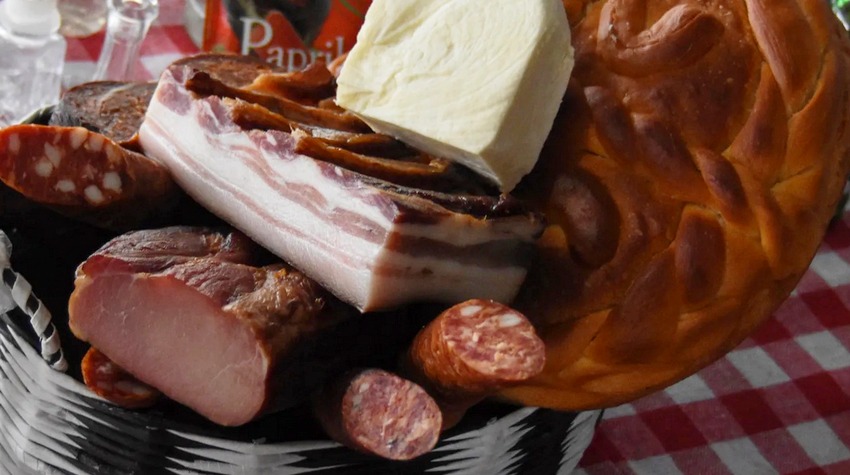 FOTO ŠETNJA KROZ MEĐUNARODNU "KOBASICIJADU"