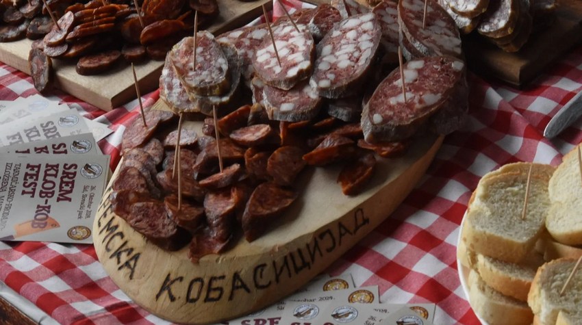 FOTO ŠETNJA KROZ MEĐUNARODNU "KOBASICIJADU"