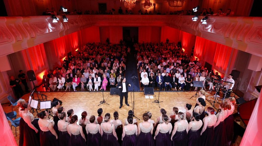 NAJTROFEJNIJI ŽENSKI HOR U REGIONU NA GALA KONCERTU PRED SUGRAĐANIMA