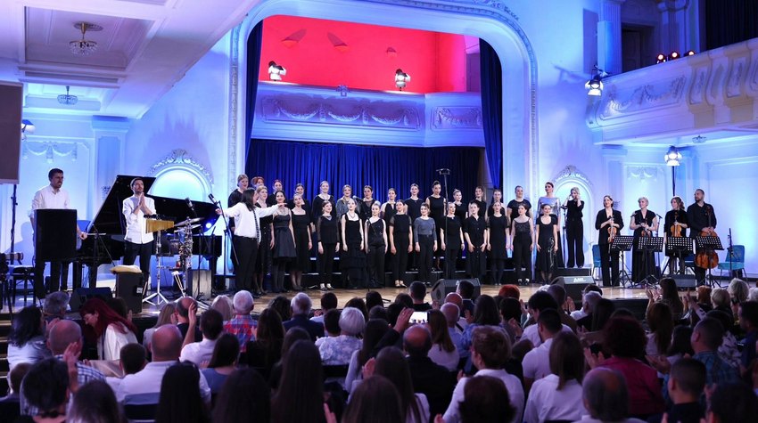 NAJTROFEJNIJI ŽENSKI HOR U REGIONU NA GALA KONCERTU PRED SUGRAĐANIMA