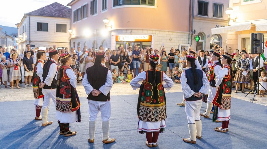 JANJ TRADITION PRESENTED ON THE SEASHORE