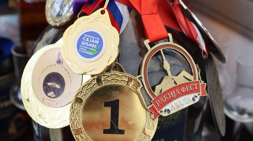 UGLJEVIK: SAJAM ŠLJIVE, VOĆNIH RAKIJA I MEDA OKUPIO BROJNE GOSTE I IZLAGAČE