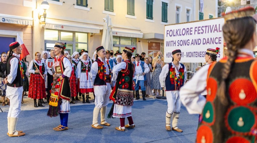 JANJ TRADITION PRESENTED ON THE SEASHORE