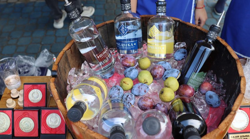 UGLJEVIK: SAJAM ŠLJIVE, VOĆNIH RAKIJA I MEDA OKUPIO BROJNE GOSTE I IZLAGAČE