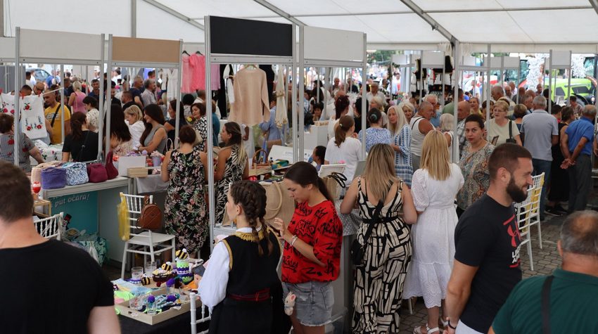 UGLJEVIK: SAJAM ŠLJIVE, VOĆNIH RAKIJA I MEDA OKUPIO BROJNE GOSTE I IZLAGAČE