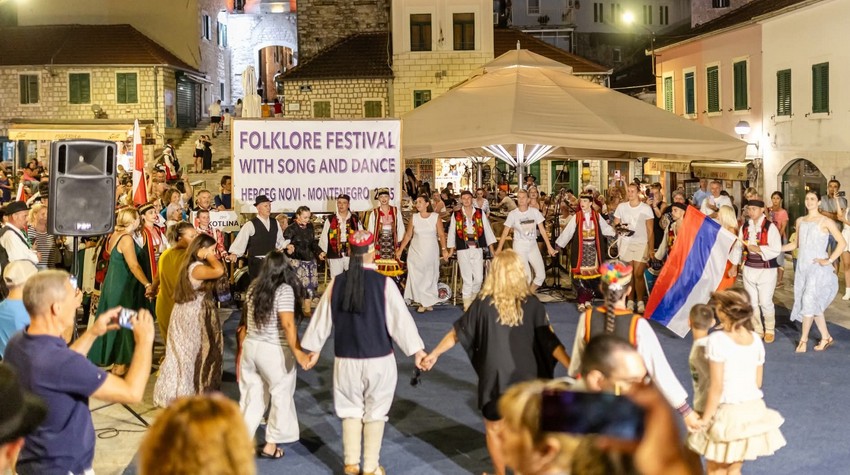 JANJ TRADITION PRESENTED ON THE SEASHORE