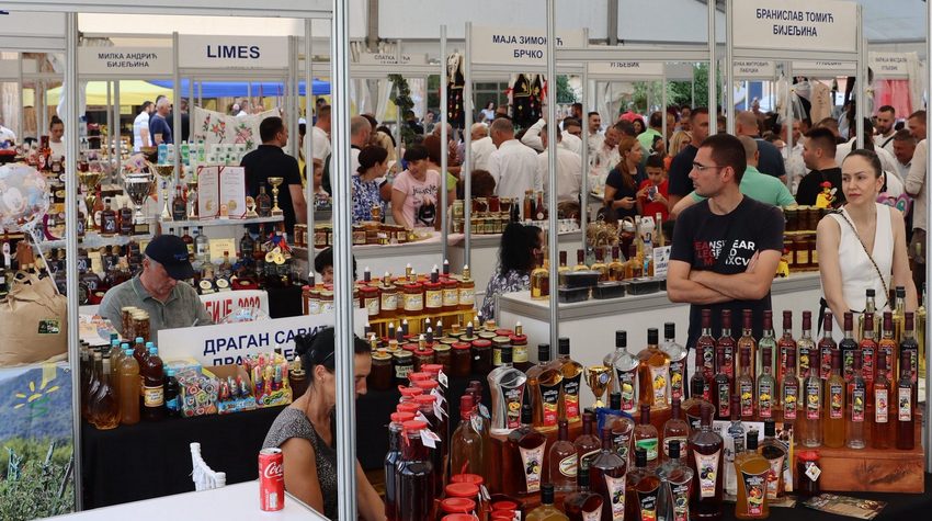 UGLJEVIK: SAJAM ŠLJIVE, VOĆNIH RAKIJA I MEDA OKUPIO BROJNE GOSTE I IZLAGAČE