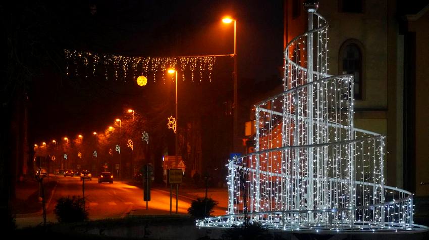 FOTO ŠETNJA KROZ TESLIĆ U PRAZNIČNOM RUHU