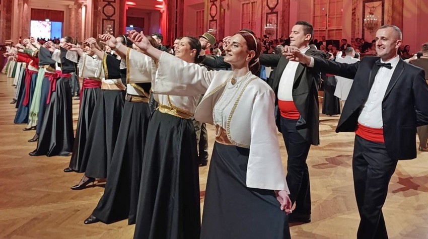 VIŠE OD 200 TREBINJACA ODUŠEVILO GOSTE SVETOSAVSKOG BALA U BEČU