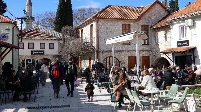 BAŠTE POD TREBINJSKIM PLATANIMA ISPUNJENE I U FEBRUARU