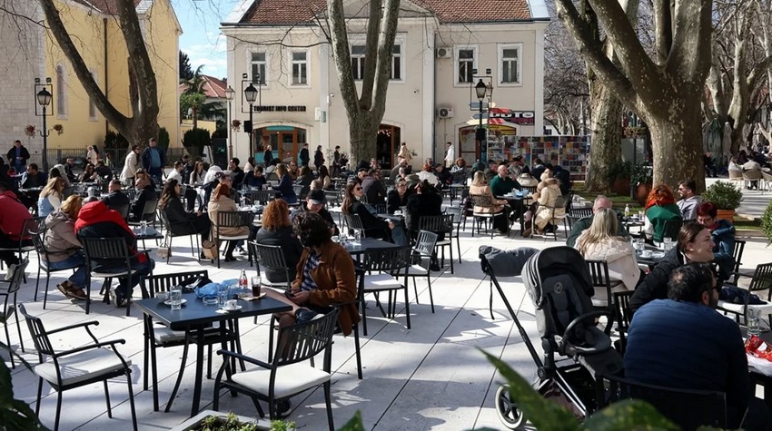 BAŠTE POD TREBINJSKIM PLATANIMA ISPUNJENE I U FEBRUARU