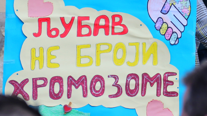 RAZLIČITI, JEDINSTVENI, SVOJI – PONOSNO ŠETALI TRGOM U DERVENTI