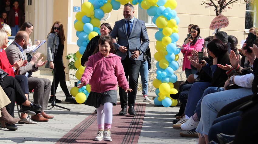 RAZLIČITI, JEDINSTVENI, SVOJI – PONOSNO ŠETALI TRGOM U DERVENTI