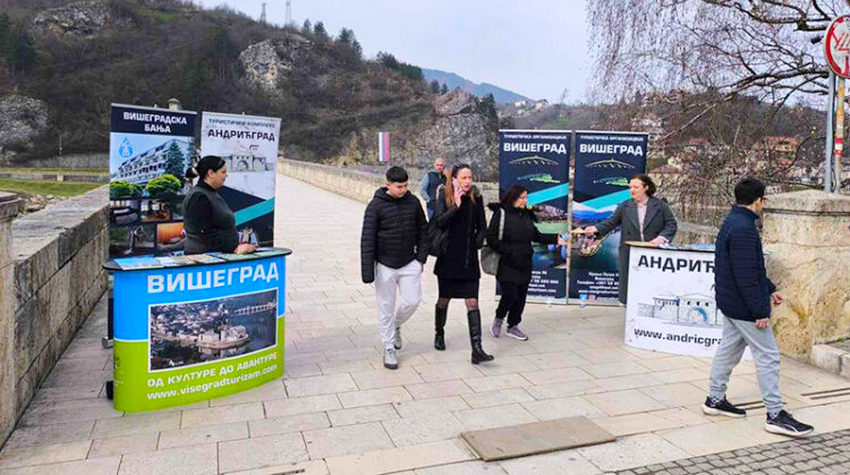TURISTIČKI ŠTANDOVI KOD MOSTA MEHMED PAŠE SOKOLOVIĆA