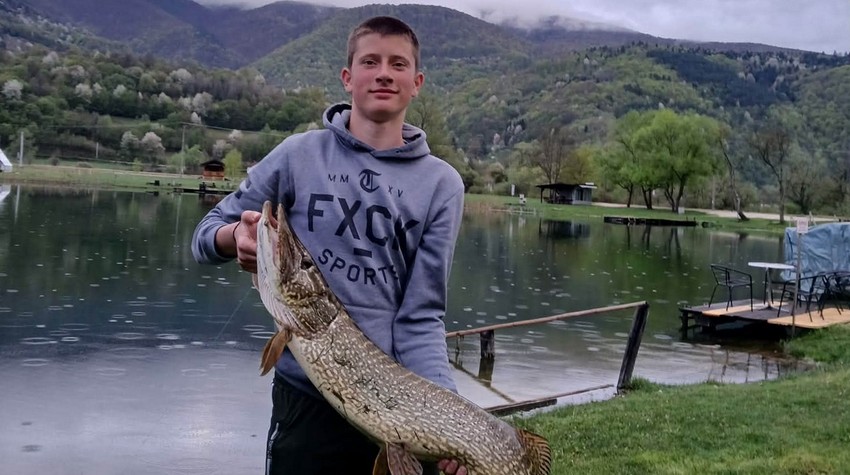 BOGAT ULOV NA JEZERU ĐOL: NIKOLA UPECAO ŠTUKU OD SKORO 7 KILOGRAMA