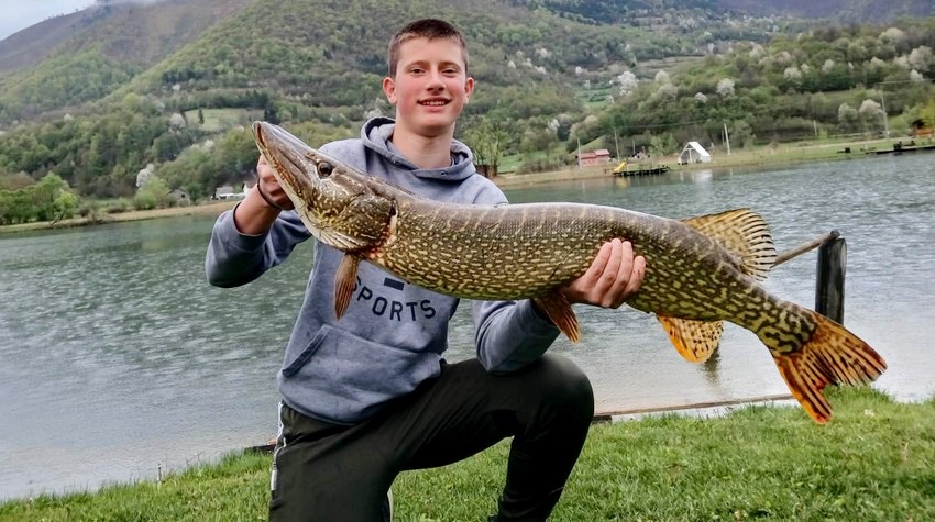 BOGAT ULOV NA JEZERU ĐOL: NIKOLA UPECAO ŠTUKU OD SKORO 7 KILOGRAMA