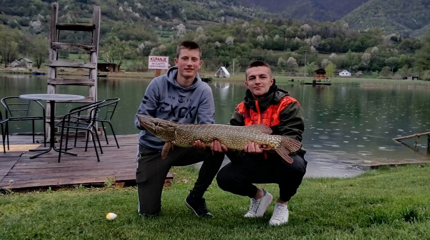 BOGAT ULOV NA JEZERU ĐOL: NIKOLA UPECAO ŠTUKU OD SKORO 7 KILOGRAMA