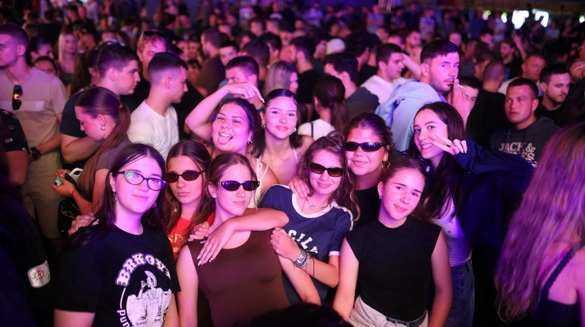 FOTO ŠETNJA KROZ ŠESTO IZDANJE "JELEN GARDEN FEST-a" U PRIJEDORU