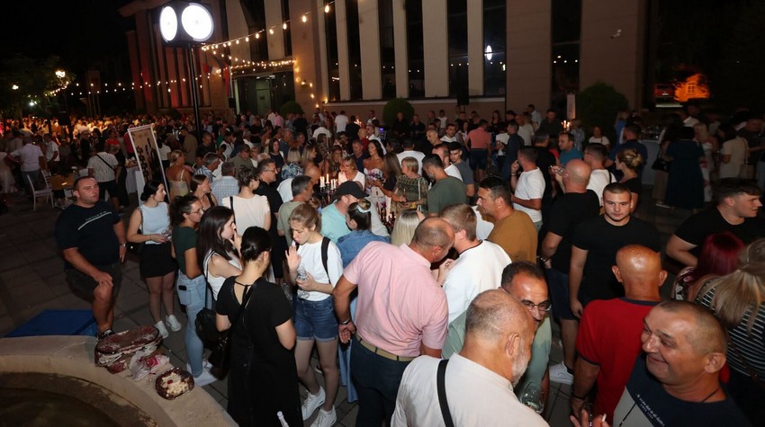 VINSKI TRG U DERVENTI PONOVO ODUŠEVIO POSJETIOCE