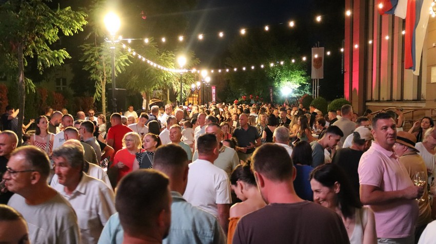 VINSKI TRG U DERVENTI PONOVO ODUŠEVIO POSJETIOCE