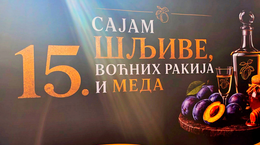 FOTO ŠETNJA KROZ 15. SAJAM ŠLJIVE, VOĆNIH RAKIJA I MEDA U UGLJEVIKU