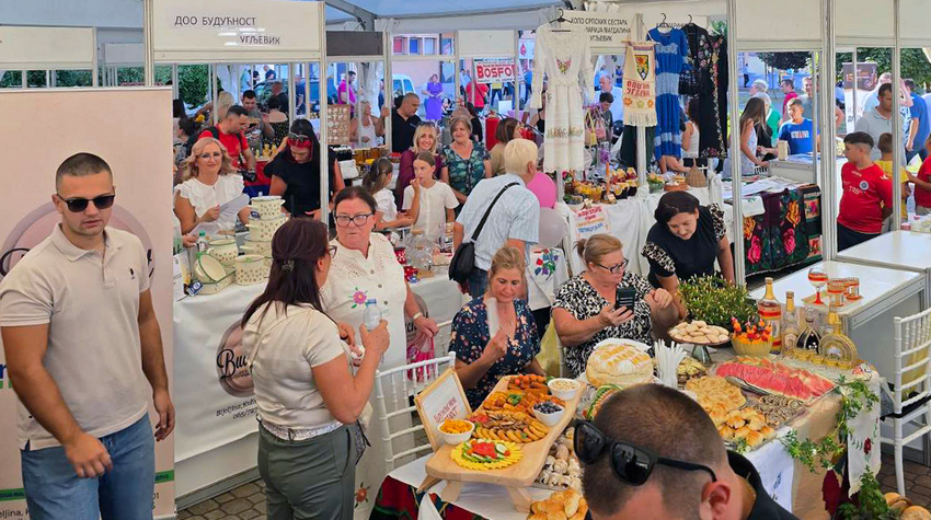 FOTO ŠETNJA KROZ 15. SAJAM ŠLJIVE, VOĆNIH RAKIJA I MEDA U UGLJEVIKU