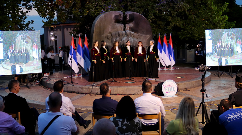 BILJA KRSTIĆ NA JUBILARNOM FESTIVALU ETNO PJESME U DERVENTI
