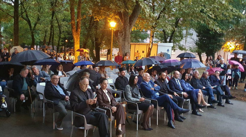 PREDSTAVLJENA LJETNA POZORNICA I OTKRIVENA SKULPTURA DUŠKU TRIFUNOVIĆU U BRODU