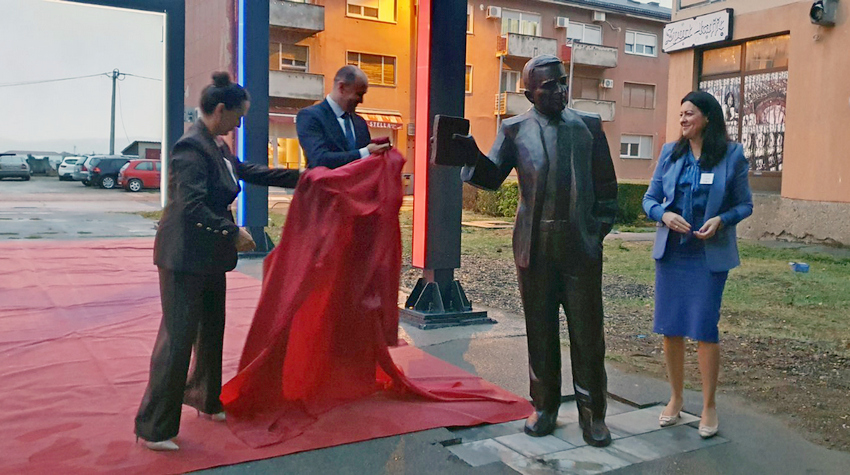 PREDSTAVLJENA LJETNA POZORNICA I OTKRIVENA SKULPTURA DUŠKU TRIFUNOVIĆU U BRODU