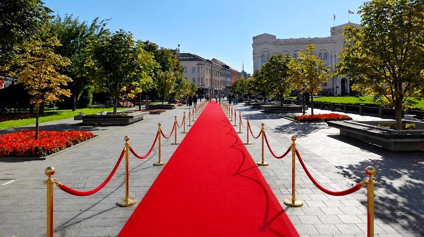 MODA IZLAZI NA ULICE BANJALUKE - "PARKIĆ" POSTOJE SCENA NA OTVORENOM