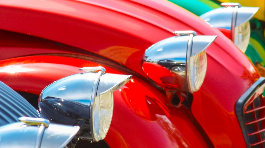 A JOURNEY BACK IN TIME ON FOUR WHEELS – CLASSIC CARS TAKE OVER THE STREETS OF TREBINJE