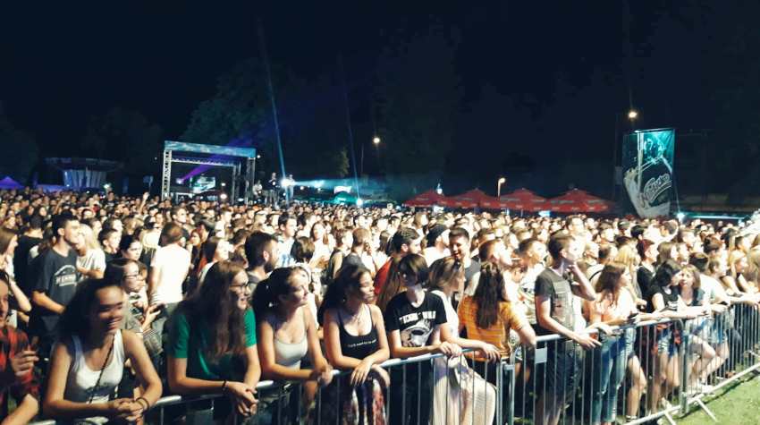BANJALUČKI DANI MUZIKE – PRVE VEČERI RASPOLOŽENA PUBLIKA  PLESALA PO KIŠI