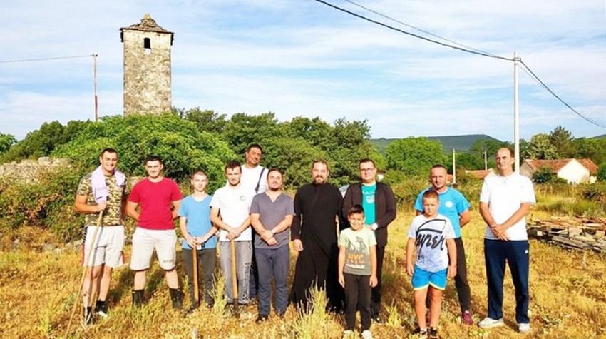 IMAM I JEREJ OKUPILI MLADE I OČISTILI DVORIŠTE DŽAMIJE