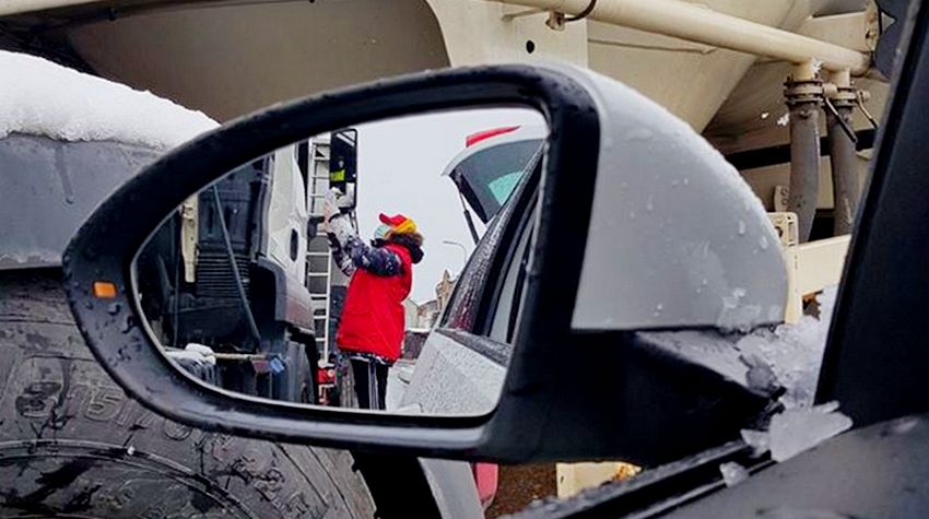 VOZAČI KAMIONA U GRADIŠCI POČAŠĆENI HRANOM I PIĆEM