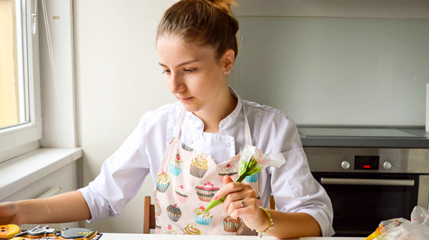 MLADA TREBINJKA SLATKIM KREACIJAMA ODUŠEVLJAVA SLOVENCE