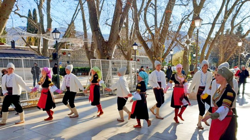 FOLKLORNA DRUŠTVA, TAMBURAŠI I DJED MRAZ NA ULICAMA TREBINJA