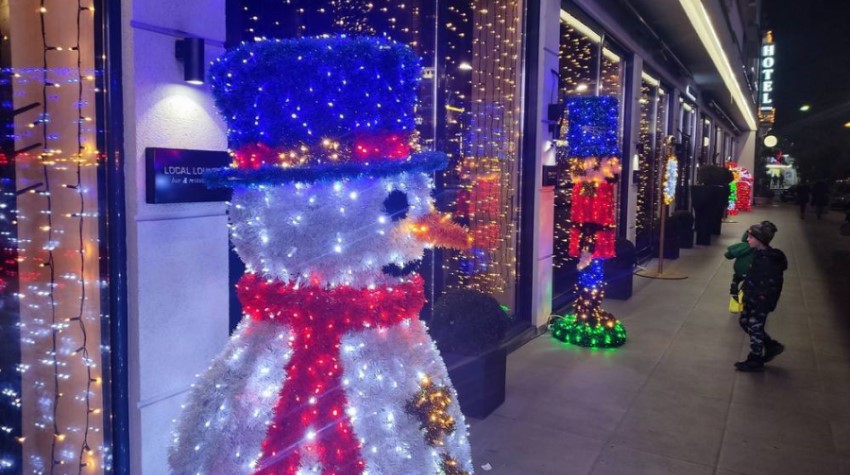 PRAZNIČNA ČAROLIJA U GRADOVIMA ŠIROM SRPSKE (VIDEO)