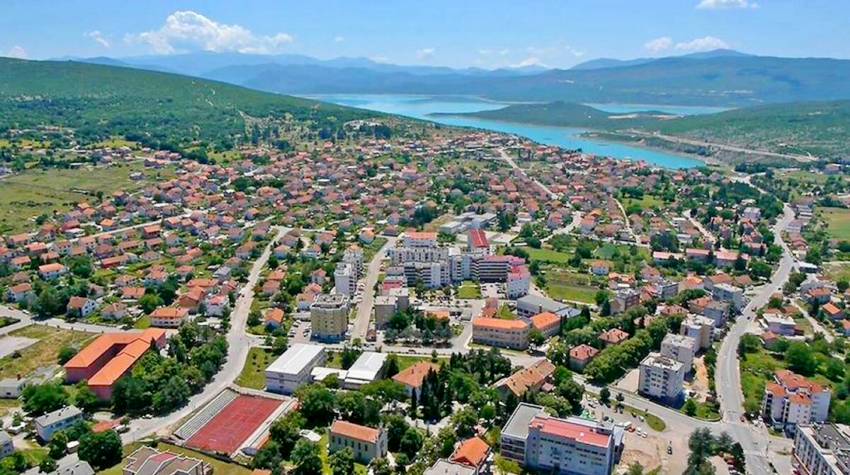 STEFAN DENDA BILEĆI DAROVAO KOLO (VIDEO)