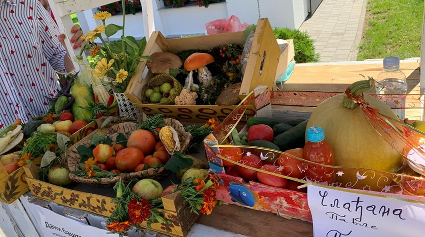DOMAĆI PROIZVODI ISPRED STAMBENIH ZGRADA