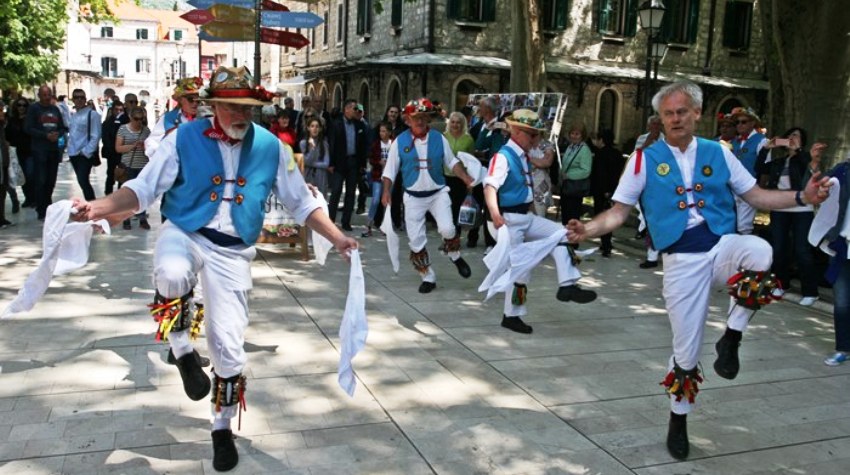 PLES ENGLEZA POD PLATANIMA