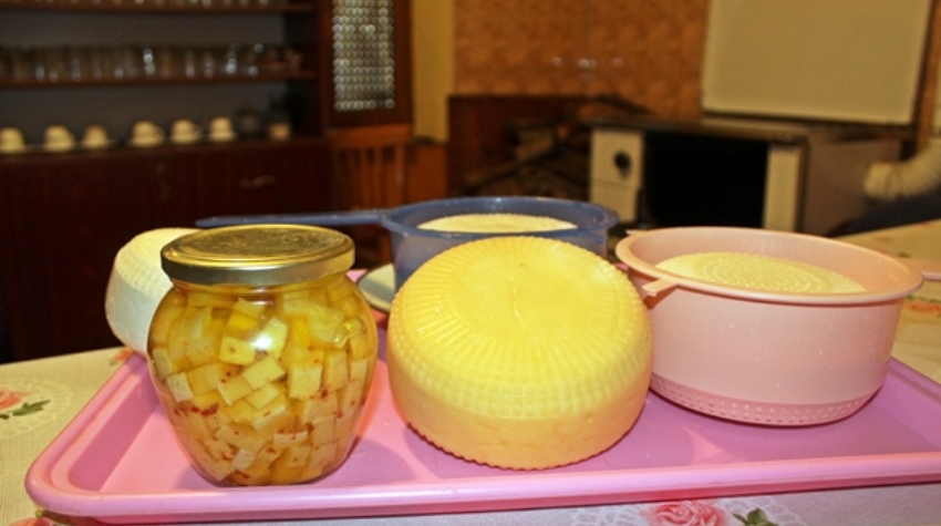 SIR IZ MANASTIRA DUŽI NA TRPEZAMA ŠIROM REGIONA