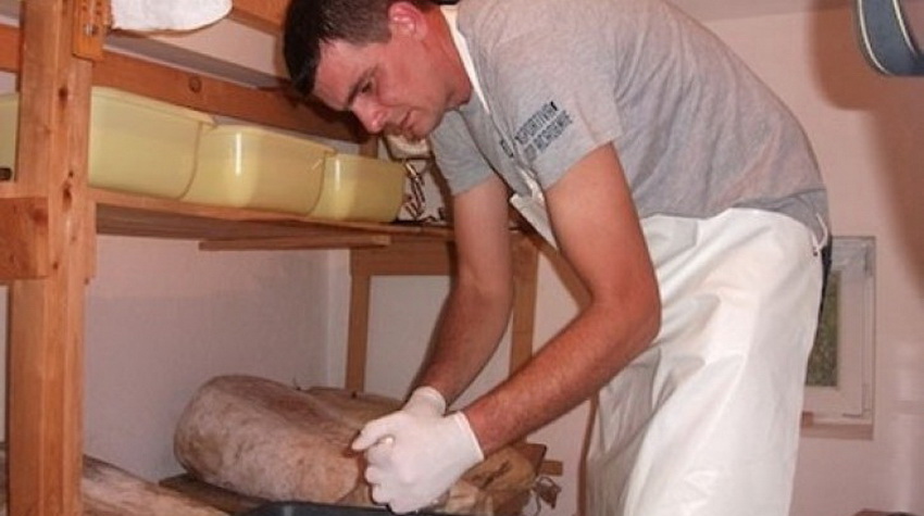 PORODICA GLOGOVAC ČUVA TRADICIJU PROIZVODNJE SIRA IZ MJEHA