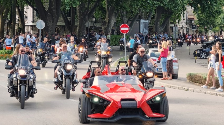 NIKAD DUŽI MOTO DEFILE NA ULICAMA TREBINJA (VIDEO)