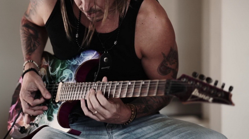 PRIJEDORČANIN NAJBOLJI GITARISTA SVIJETA ZA 2020. GODINU (VIDEO)