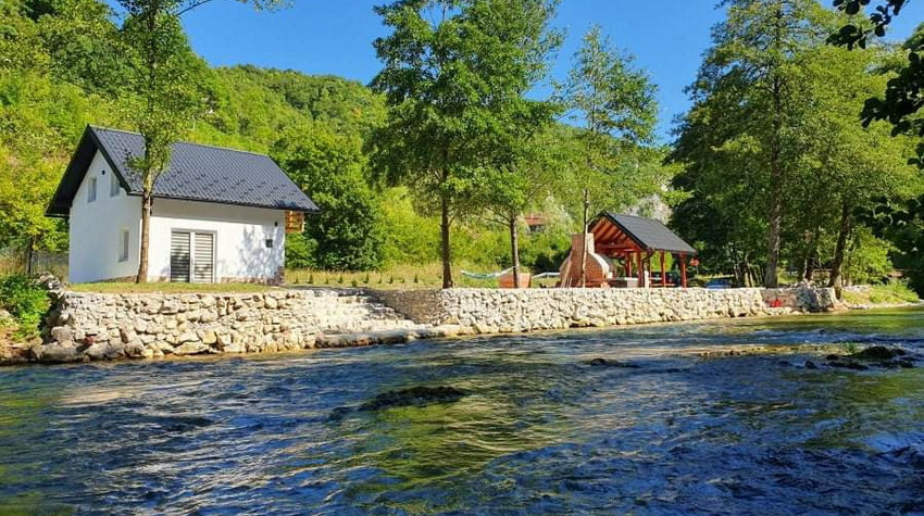 OAZA MIRA NA OBALI RIJEKE JANJ