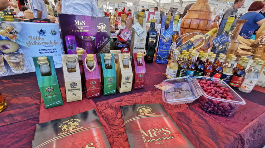 U UGLJEVIKU SAJAM ŠLJIVE, VOĆNIH RAKIJA I MEDA