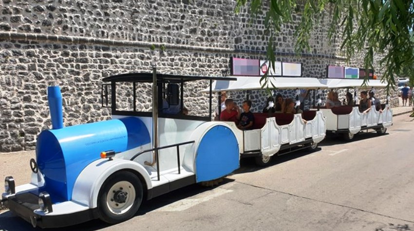 TURISTIČKI VOZIĆ NA ULICAMA TREBINJA (VIDEO)