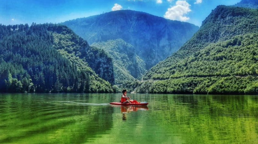 GRAĐANI KRENULI DA KORISTE VAUČERE U TREBINJU, VIŠEGRADU, BANJSKIM CENTRIMA....